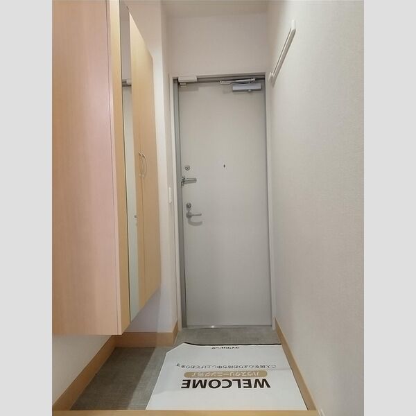 ラ・ヴィレッタ茅ヶ崎 玄関脇には鏡付きのシューズボックスがあります!