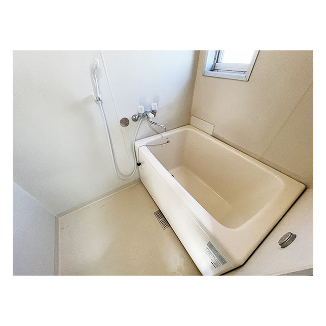 メゾンフォンテーヌＣ205号室 浴室に窓あり