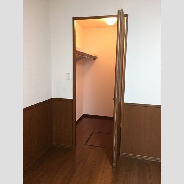 サンビレッジ　Ⅱ108号室 たっぷり収納のウォークインクローゼット