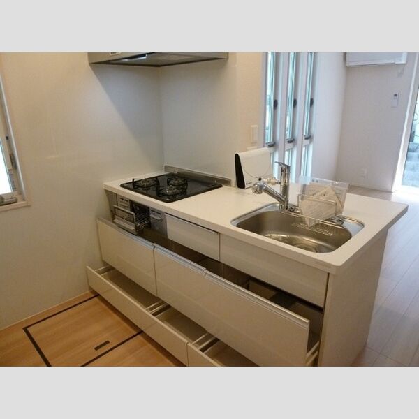 クレアーレ弐番館 ペニンシュラシステムキッチン(3口ガスコンロ,グリル付)