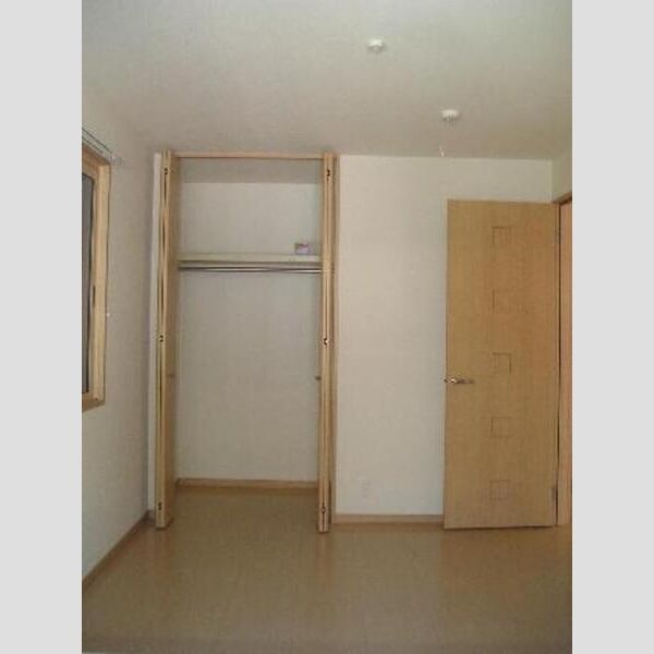 グランドュール101号室 北側洋室クローゼット