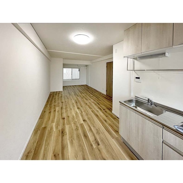 第1オーキッドハイツ402号室 清潔感のある白壁と木目調の床がお洒落です