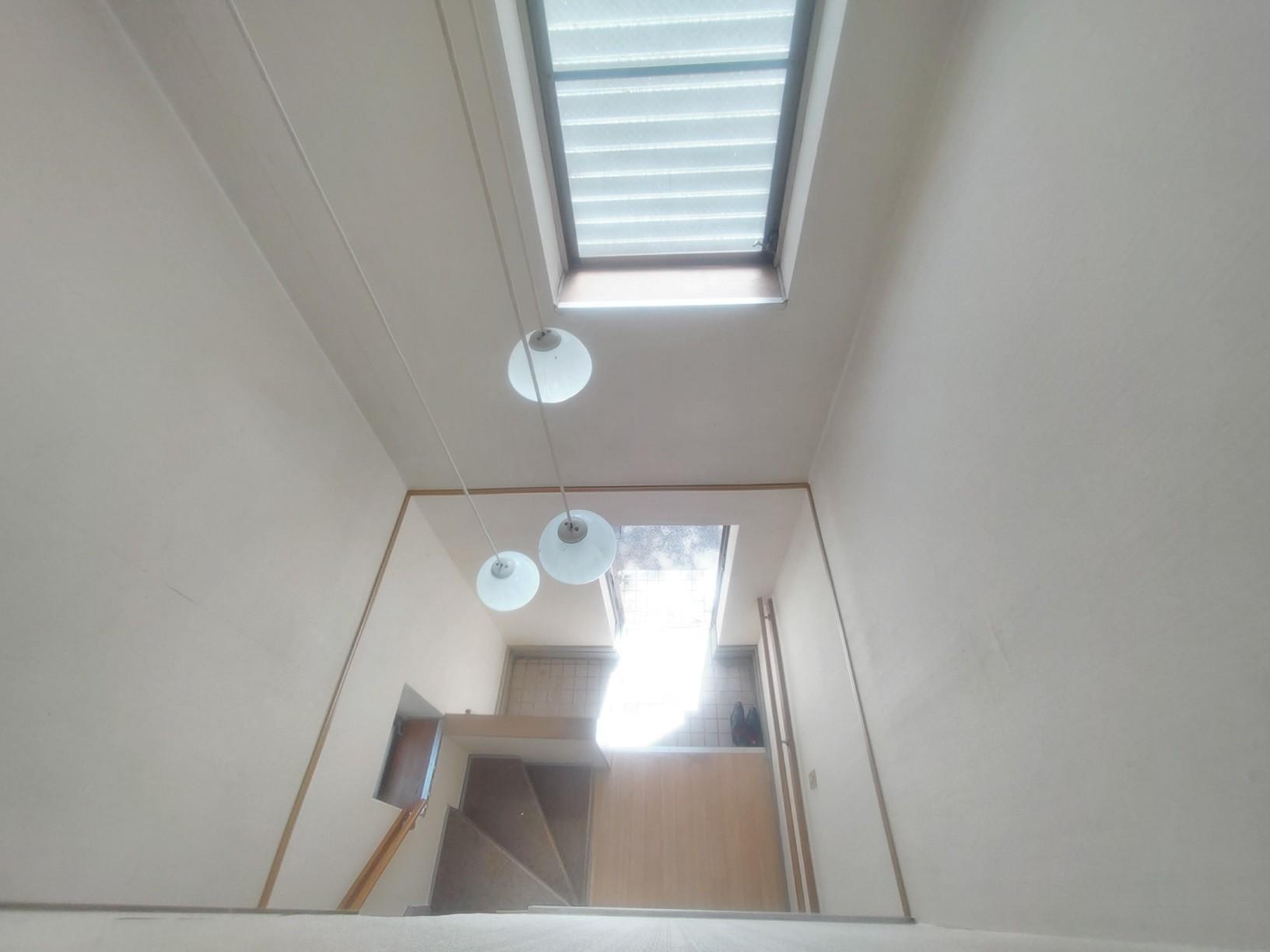 西谷戸建て賃貸 エントランスの吹き抜け