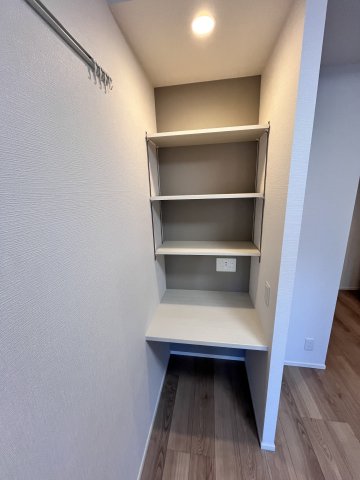 びゅうリエット横浜平沼 ワーキングスペース／収納（兼用）　※別号室の参考写真です(現況優先・仕様違いの場合あり)