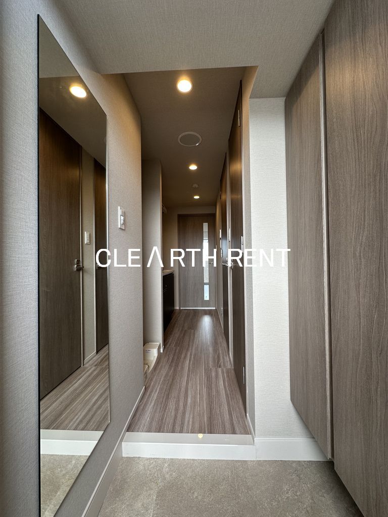 コンシェリア東京 ＜ＨＩＧＡＳＨＩＪＵＪＯ ＲＥＳＩＤＥＮＣＥ 全身姿見ミラー付きの玄関/人感センサー対応