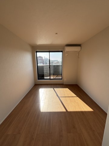 ウィンメゾン海神 こちらのリビングで趣味の時間をお楽しみください