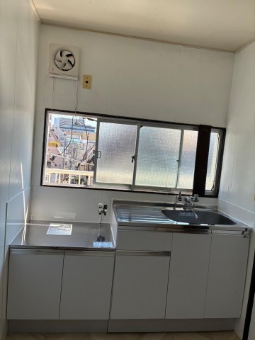 共栄ビル 新品広々キッチン。