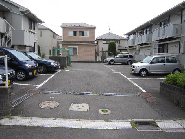 リリーヴィレッジＡ・Ｂ棟A201号室 敷地内に駐車場ありますよ