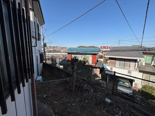 【程久保１丁目】ペットと楽しく暮らせる戸建て 庭ではペットを遊ばせられます。