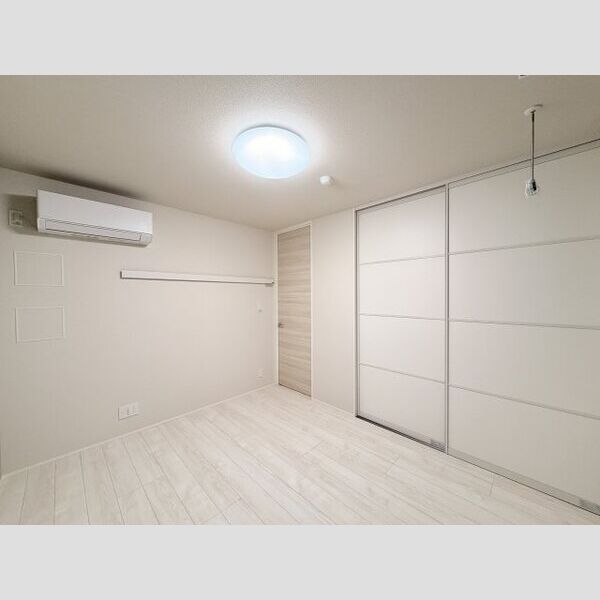 フレジア103号室 ワイドな収納の主寝室♪