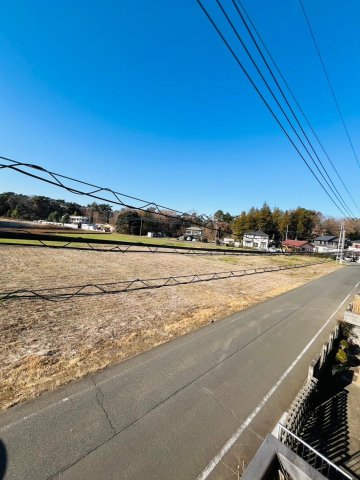 川越市かすみ野戸建 開放感のある全面道路と風景