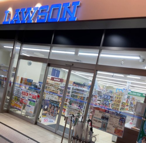 ライオンズマンション?沢第３ 【コンビニエンスストア】ローソン 羽沢横浜国大駅前店まで377ｍ