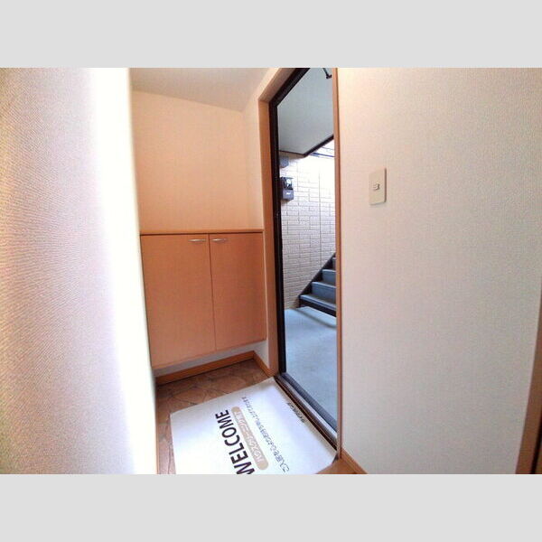 フローラM　Ⅰ カウンタータイプのシューズボックスのついた玄関