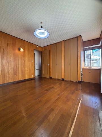 中原戸建 2階洋室出窓あり