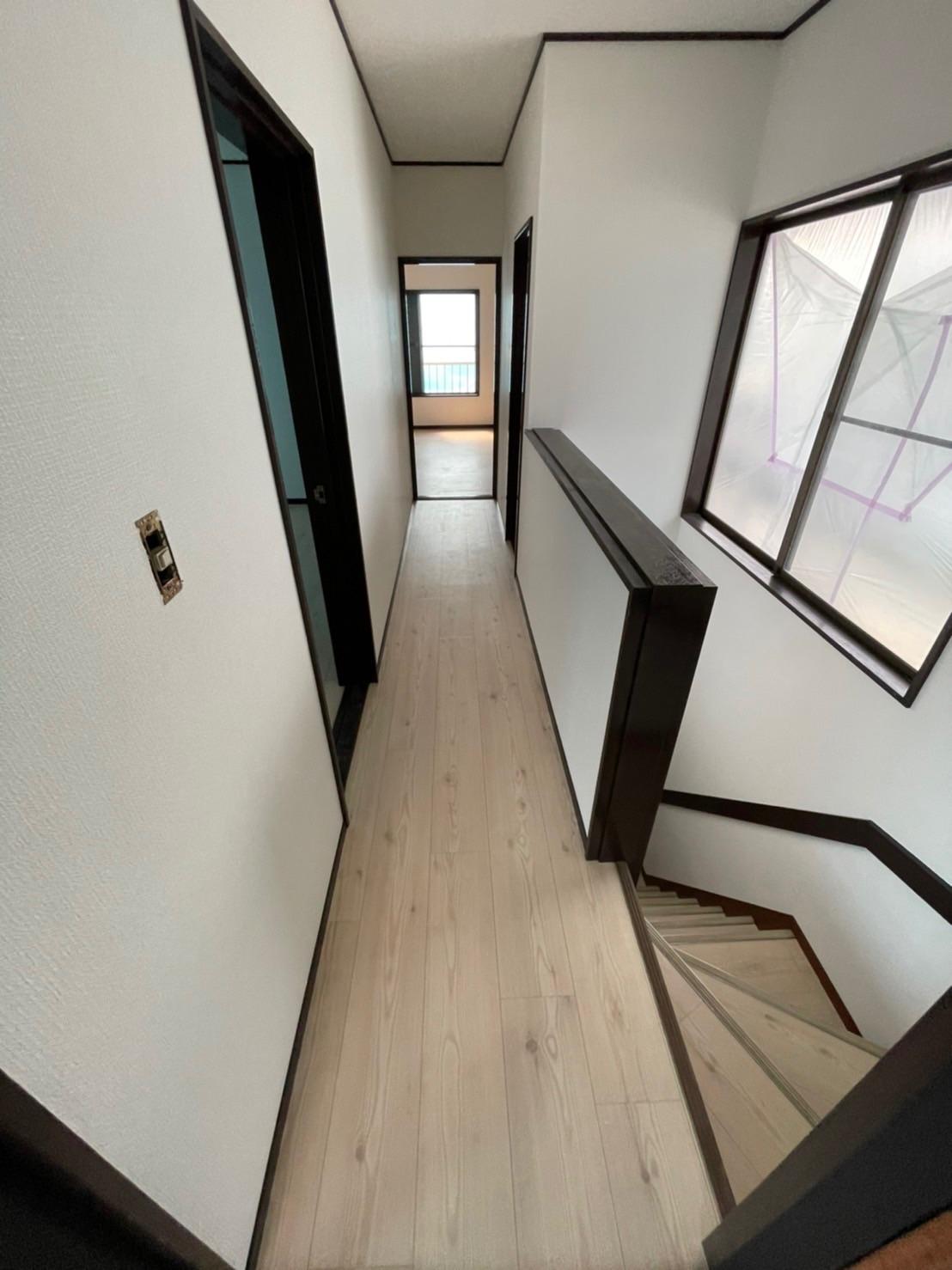 ODA-HOUSE 01 2階／階段。2階には3部屋とトイレ。