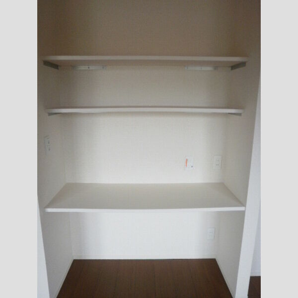 Beans105号室 洋室 PCデスクとしてもご利用頂けます。