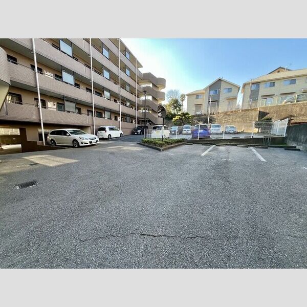 フジ・ヴェール毘沙門堂 駐車場