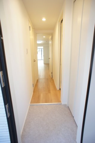 クオーレ田喜野井0303号室 収納もある玄関です