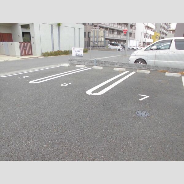 アンラージュ305号室 駐車場