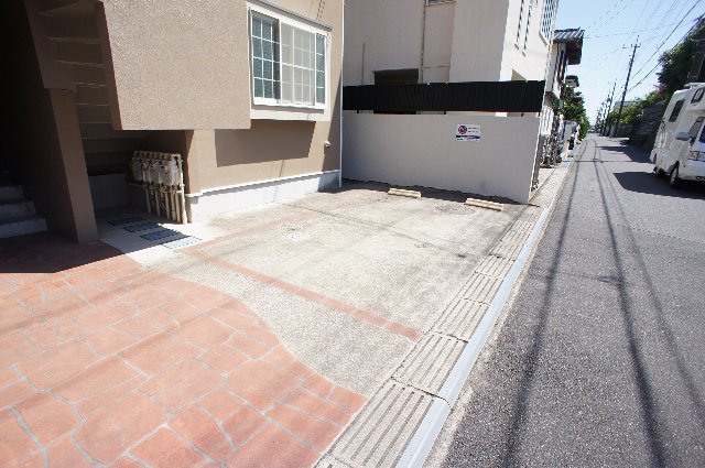 レジデンスユーカリ 駐車場