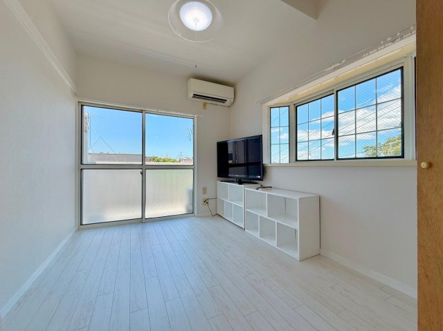 パレス井土ヶ谷201号室 角部屋で2面窓なので、非常に明るいお部屋です