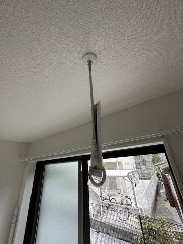 ウィルジューン六浦103号室 室内物干しで雨の日も干せます！浴室には浴室乾燥機も付いてます♪