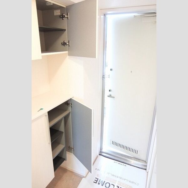 フローラルガーデン302号室 玄関