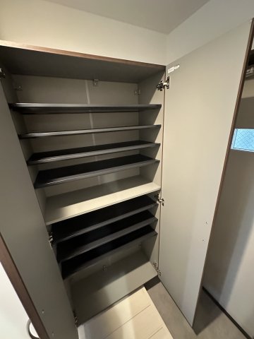 ベイルーム湘南台205号室 シューズボックスは高さ可動式の大容量サイズとなっており女性にもおススメです♪