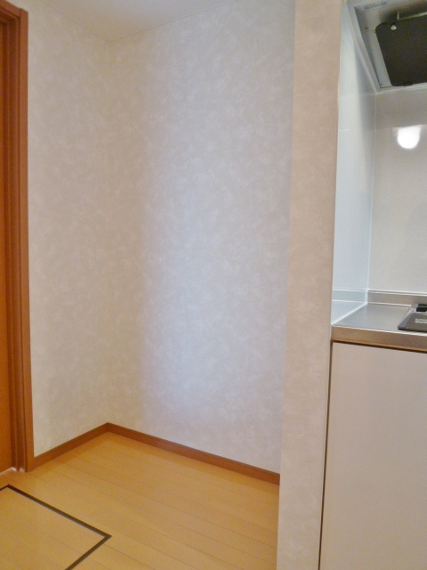 プレミア0104号室 冷蔵庫スペースも広いので色々置けます。