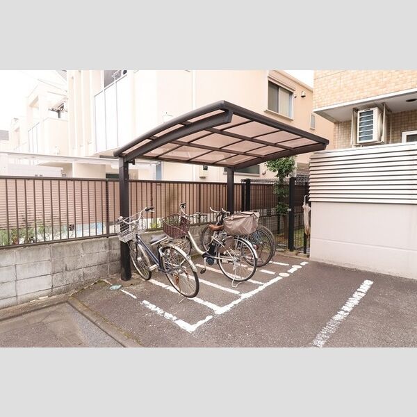 Amenity Court306号室 屋根付き自転車駐輪場