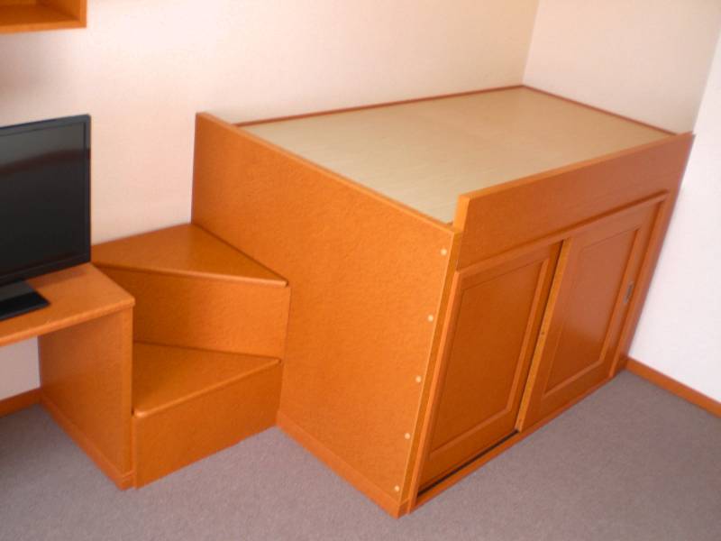 レオパレス久201号室 大容量の収納ベット付きです。