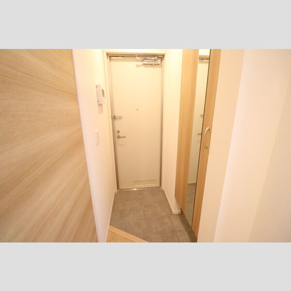 レーヴ・シェソワ206号室 玄関