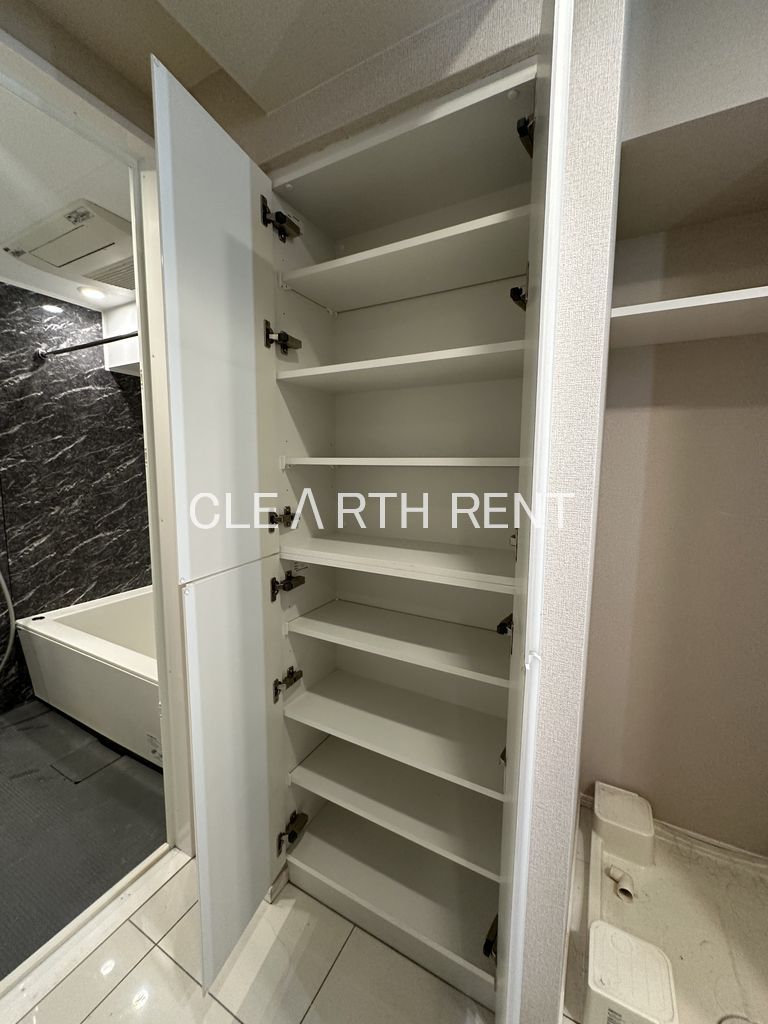 コンシェリア目白台 ＨＩＬＬＳＩＤＥ ＳＱＵＡＲＥ 脱衣所にはワイドサイズなリネン庫