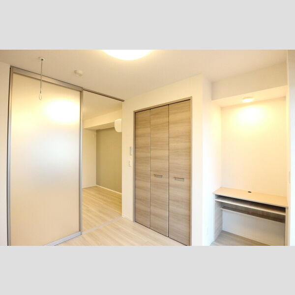 オークツリー305号室 洋室からリビング