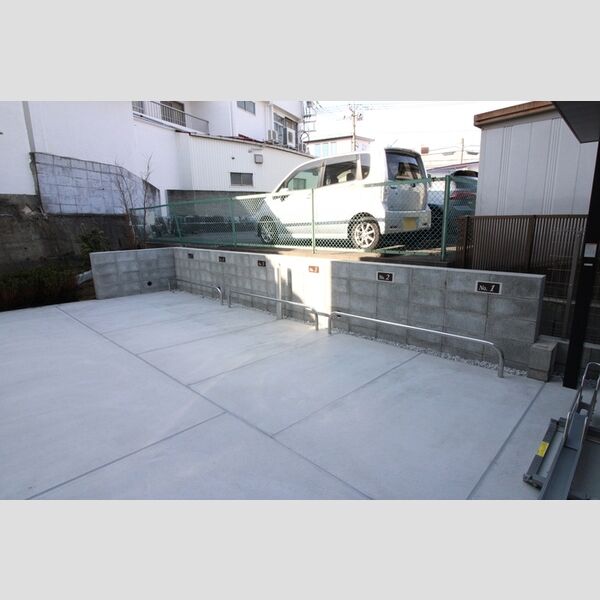 D Paina 笹下305号室 バイク置き場