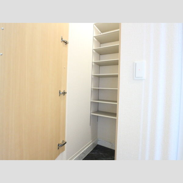 クローバー相生　B シューズクロークが付いた玄関