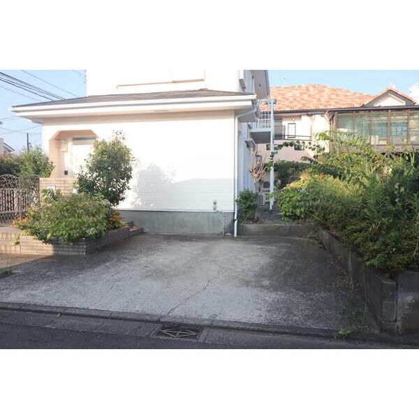 片桐邸101号室 駐車場