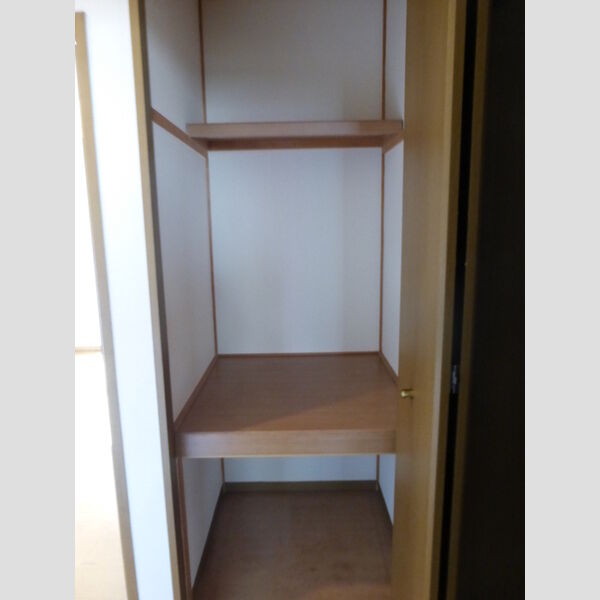 パークアゼリア　A/B 物入