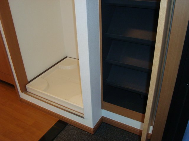 ポスト・マローネ00202号室 下駄箱