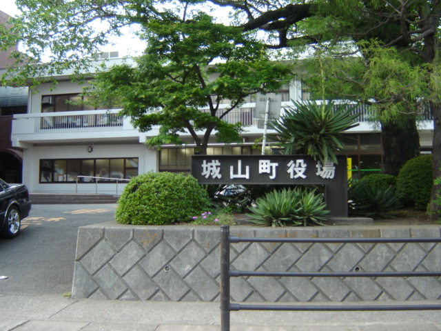 エスポラード 城山町出張所まで1,600ｍ