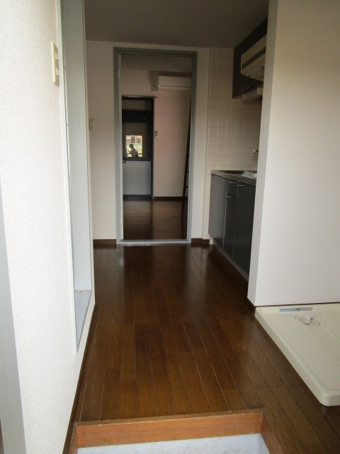 デルニエワコーII1階 玄関