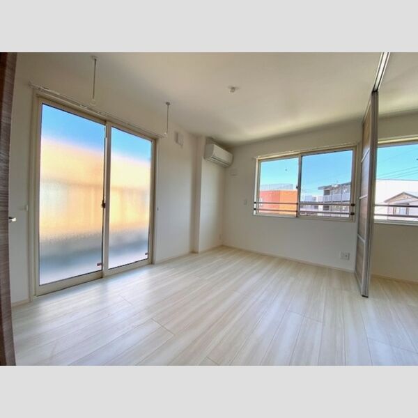 ラウェル大森303号室 寝室は2面採光です