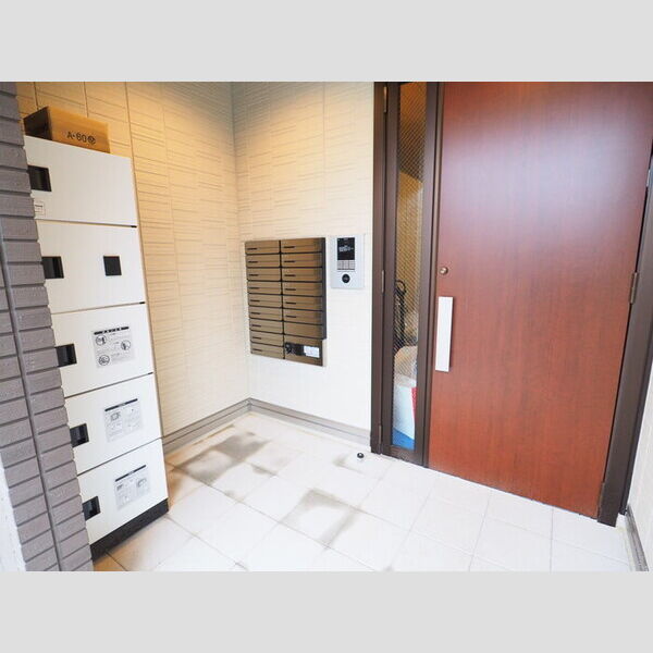 オレンジハウス エントランス(オートロック・集合ポスト・宅配ボックス)