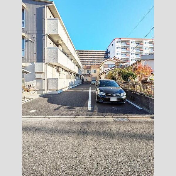 コンフォールえのき 駐車場