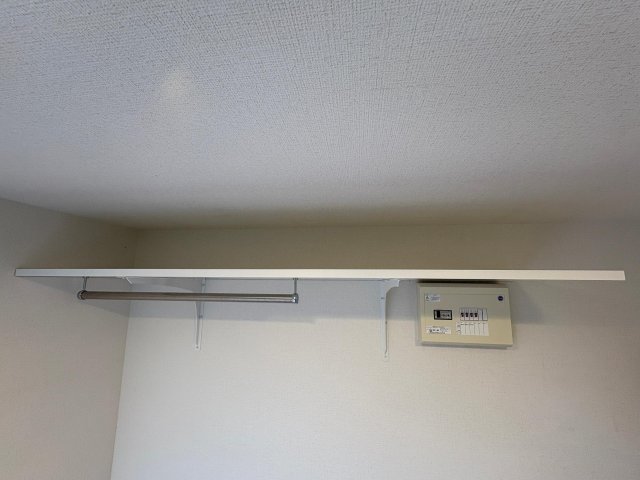 アミテラス伊勢原（旧レジェンド伊勢原シェアハウス） ベッドの上にも収納できます