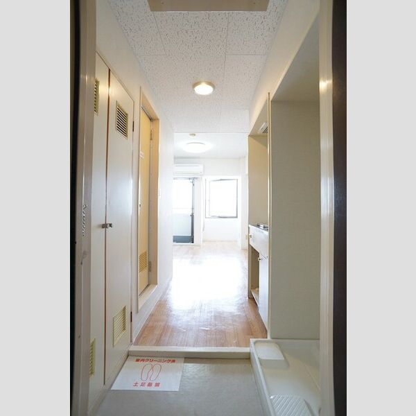 グローリア駒込602号室 玄関より。