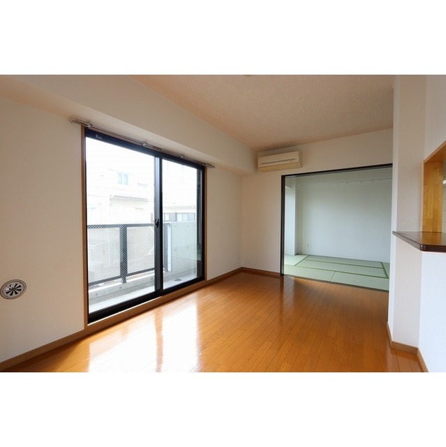 ローズパレス202号室 リビングダイニングから和室