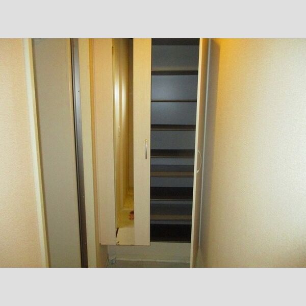 comorebi201号室 シューズBOX