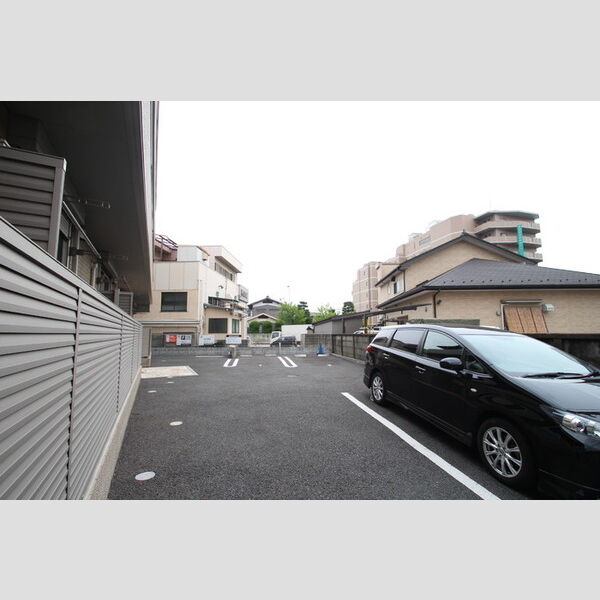 Apartment SARATOGA 建物目の前舗装駐車場現在空きあり!
