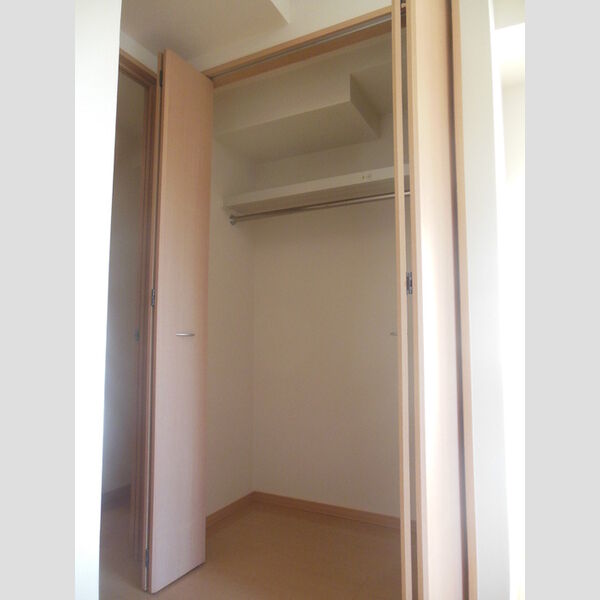 ルピナスコート柴崎302号室 収納
